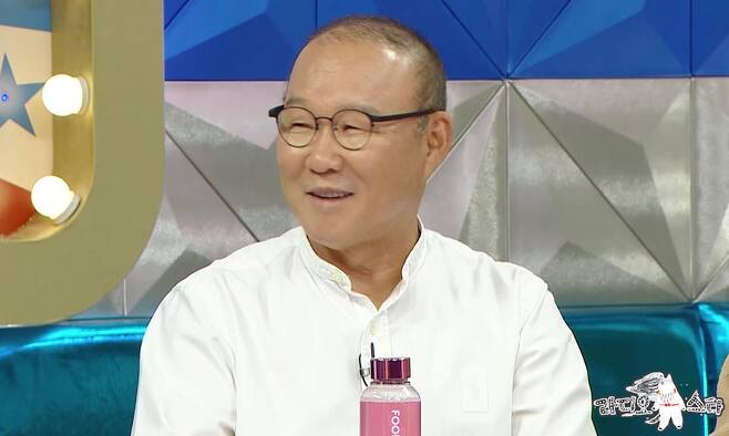 MBC Radio Star will be featured on Park Hang-seo, Lee Chun-soo, Hur Jae and Ha Seung-jin.Park Hang-seo is the main player who led the South Korea national soccer team to the World Cup quarter-finals by assisting former national team coach Guus Hiddink at the 2002 FIFA Korea-Japan World Cup.Since then, he has been the head coach of the Vietnamese national soccer team since 2017, winning the Southeast Asian Games and finishing second in the AFC U-23, becoming Vietnams national hero.Park Hang-seo, who first visited Radio Star in a recent recording, expressed his impression that he finished his last game as coach of Vietnam national team at the end of last month.I decided to do it for just one year, but I have been in charge for five years and four months, he said.Park Hang-seo revealed that he is called Papa among the players thanks to his strong ties with the players during his time at the helm of the Vietnam national team.Park Hang-seo also drew attention by boasting that he was more popular than the group BTS in Vietnam when he was the coach of the Vietnamese national team.He then revealed the imaginary transcendental gifts he received from the people of Vietnam, making the MCs flicker.In the meantime, Park Hang-seo is curious to say that he has something in common with Paulo Bento, the head of the Korean national team of the  ⁇  2022 FIFA Qatar World Cup.Radio Star also scouted Lee Chun-soo, South Koreas soccer legend and 2002 World Cup quarter-finalist, and he has recently become a mainstream sporter, boasting a talent that goes beyond entertainment programs and YouTube.Lee Chun-soo showed off his crazy presence by claiming to be a daily interpreter for his teacher, Park Hang-seo, especially when he foreshadows a bloody revelation with Park Hang-seo and his relentless attack mode of praise and diss.The full version of the episode will be available on Radio Star, which will be broadcasted at 10:30 pm on the 22nd.Photo = MBC