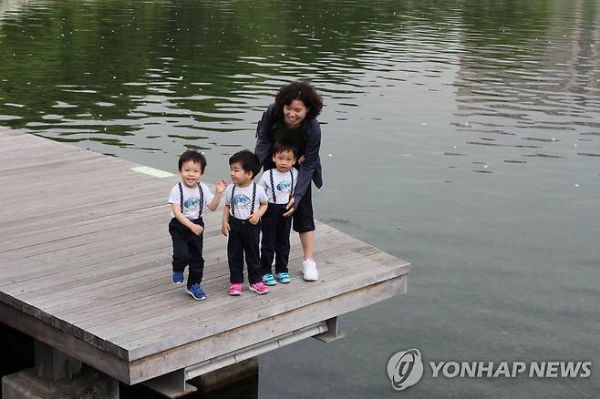 김재련과 세쌍둥이 아들들 [본인 제공]