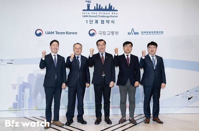 SK텔레콤, 한화시스템, 한국공항공사는 22일 국토교통부와 한국형 도심항공교통 실증사업(K-UAM 그랜드챌린지)에 참여하는 업무 협약(MoU)을 체결했다. 사진은 왼쪽부터 한국공항공사 윤형중 사장, 한국항공우주연구원 이상률 원장, 국토교통부 어명소 제2차관, SK텔레콤 신용식 부사장, 한화시스템 김영호 부사장이 그랜드하얏트 서울에서 협약식을 마치고 기념촬영을 하고 있는 모습이다./사진=SK텔레콤 제공