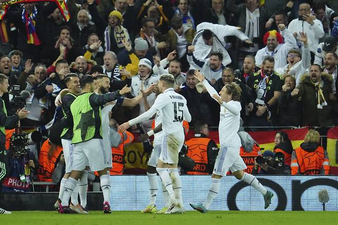 레알 마드리드의 카림 벤제마가 골을 터뜨린 뒤 동료들과 함께 기뻐하고 있다. 사진=AP PHOTO