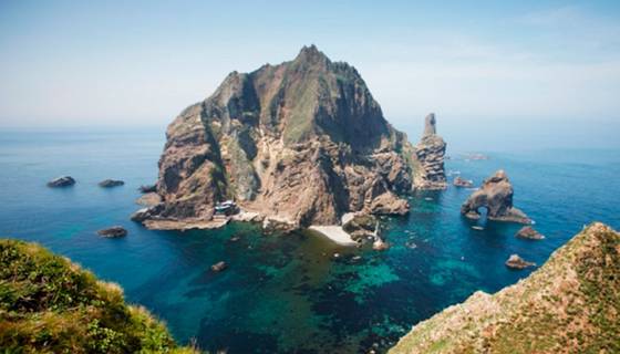 독도 정상에서 바라본 서도 모습. 〈사진=외교부 홈페이지 캡처〉