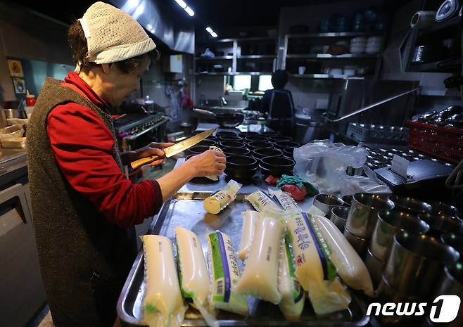 6일 오후 서울 시내 한 식당에서 주방장이 식사 준비를 하고 있다. 2023.2.6/뉴스1 ⓒ News1 김진환 기자