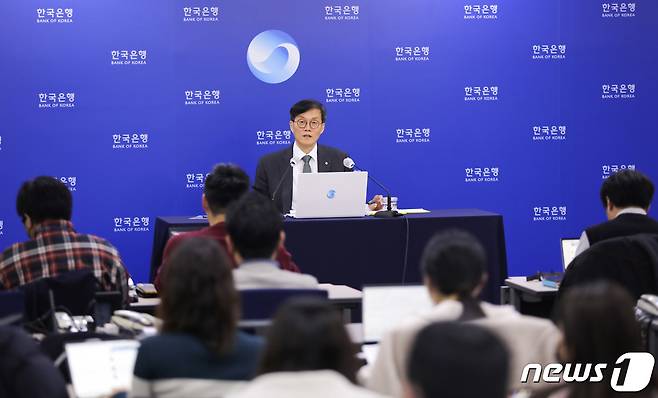 이창용 한국은행 총재가 13일 오전 서울 중구 한국은행에서 금융통화위원회 새해 첫 통화정책방향회의를 마친 뒤 기자간담회를 하고 있다. 한국은행 금융통화위원회는 이날 기준금리를 연 3.25%에서 3.50%로 0.25%포인트 인상했다. 2023.1.13/뉴스1 ⓒ News1 사진공동취재단