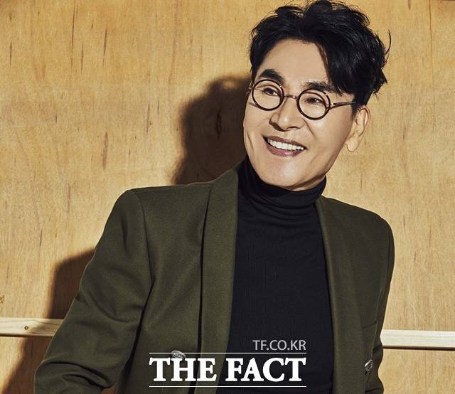 조항조의 진가가 트로트 오디션 프로그램을 통해 다시 빛나고 있다. 그의 매력은 차분함과 은근함이다. 그는 트로트에 색깔을 입히면서 거듭났다. 록밴드 시절 팝, 록, 펑키, 펑키솔, 디스코 등 다양한 장르의 음악적 경험을 토대로 지금의 '색깔'을 만드는 기틀이 됐다. /더팩트 DB