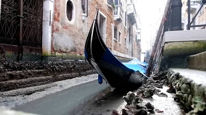 이탈리아 베네치아 운하가 물이 말라 바닥을 드러낸 모습. 사진=로이터 유튜브 캡처.