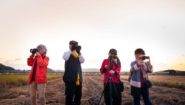 라영수(왼쪽 두번째) 원장과 동료 교육생이 안산시의 본오들판에서 가을풍경을 디지털 카메라로 담고 있다.