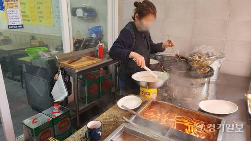 21일 수원특레시 장안구의 한 분식집에서 직원이 튀김을 튀기고 있다. 이곳에서는 튀김 만드는 데 사용한 기름(폐유)을 모아 판매하면서 식용유 구입비용을 절감하고 있다. 이은진기자