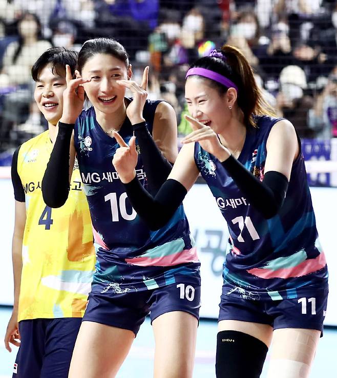 29일 인천 삼산월드체육관에서 열린 프로배구 V리그 올스타전에서 M-STAR팀 김연경과김수지가 춤 세리머니를 하고 있다. 2023.1.29 . /사진=연합뉴스 김상연 기자