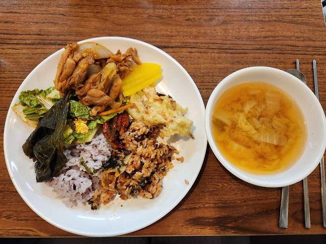 B 고시식당의 이날 메뉴는 닭갈비와 채소튀김·배추 겉절이·김치볶음밥. 서울 한복판에서 6000원으로 푸짐한 한 끼가 제공됐다. /사진=김미루 기자