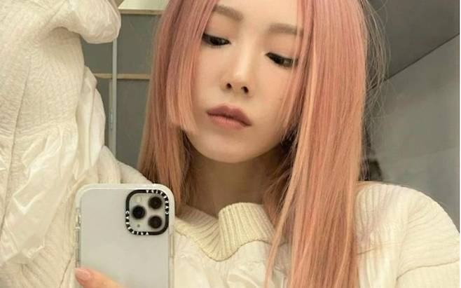 소녀시대 태연이 아이폰13 프로로 셀카를 찍고 있는 모습. [태연 인스타그램]