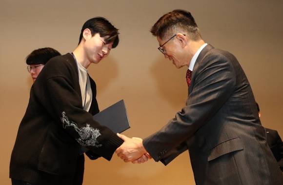 유준환 의장과 인사 나누는 김문수 위원장 - (서울=뉴스1) 박세연 기자 = 김문수 경제사회노동위원회 위원장(오른쪽)과 유준환 새로고침 노동자협의회 의장이 21일 서울 용산구 동자아트홀에서 열린 새로고침 노동자협의회 발대식을 마치고 인사를 나누고 있다. 2023.2.21/뉴스1