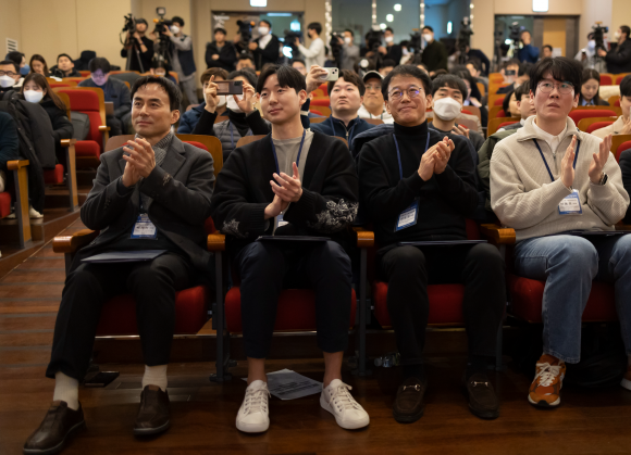 박수치는 유준환 의장 - 박수치는 유준환 의장     (서울=연합뉴스) 윤동진 기자 = 21일 오후 서울 동자 아트홀에서 열린 새로고침 노동자협의회 발대식에서 유준환 새로고침 노동자협의회 의장(왼쪽 두 번째)을 비롯한 참석자들이 박수를 치고 있다. 2023.2.21     mon@yna.co.kr (끝)