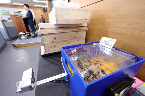 농진청, 화분매개용 스마트벌통 개발 - 이승돈 농촌진흥청 국립농업과학원장이 15일 오전 세종시 정부세종청사에서 화분매개벌을 효과적으로 관리하고 이용할 수 있는 ‘화분매개용 스마트벌통’ 개발과 관련해 브리핑하고 있다.      화분매개벌은 농작물 생산을 위해 꽃가루를 암술에 묻혀 수정을 돕는 벌로 꿀벌, 뒤영벌 등이 있다. 2023.2.15 연합뉴스