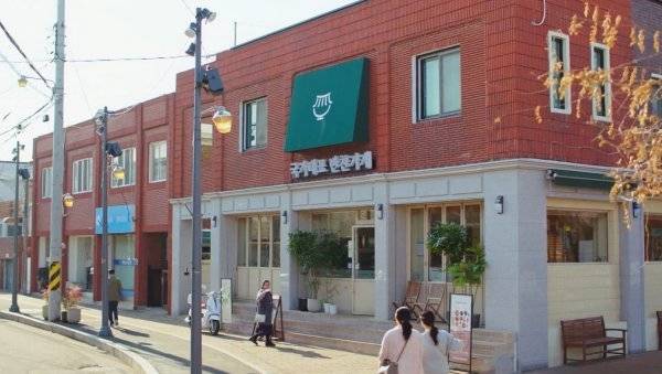 tvN 드라마 ‘일타스캔들’에서 전도연이 운영하는 ‘국가대표 반찬가게’가 충북 청주 운리단길의 ‘핫 플레이스’가 됐다. 사진제공｜tvN ‘일타스캔들’ 캡처