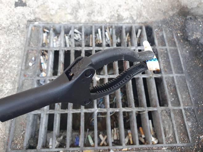 담배꽁초 수거 21일 오전 서울 성동구 도선동 한 빗물받이에서 주운 담배꽁초. [촬영 김성민 수습기자]