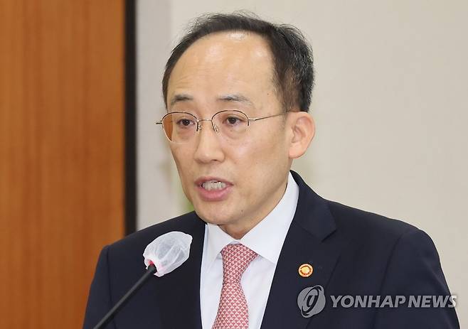 추경호 경제부총리 업무보고 (서울=연합뉴스) 이정훈 기자 = 추경호 부총리 겸 기획재정부 장관이 22일 오전 국회에서 열린 기획재정위원회 전체회의에서 업무보고를 하고 있다. 2023.2.22 uwg806@yna.co.kr