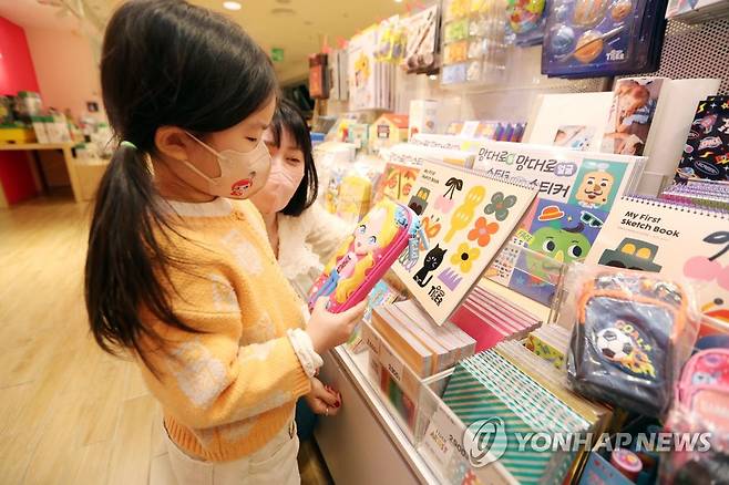 '맘에 드는 새 학용품은 어디' (대구=연합뉴스) 김현태 기자 = 15일 대구 대백프라자 8층에서 새 학기 시즌을 맞아 등교 필수템 등 다양한 제품이 눈길을 끌고 있다. 2023.2.15 mtkht@yna.co.kr