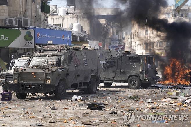 이스라엘군과 팔레스타인 무장세력간의 무력충돌이 벌어진 요르단강 서안 나블루스 거리. [AP 연합뉴스 자료사진. 재판매 및 DB 금지]