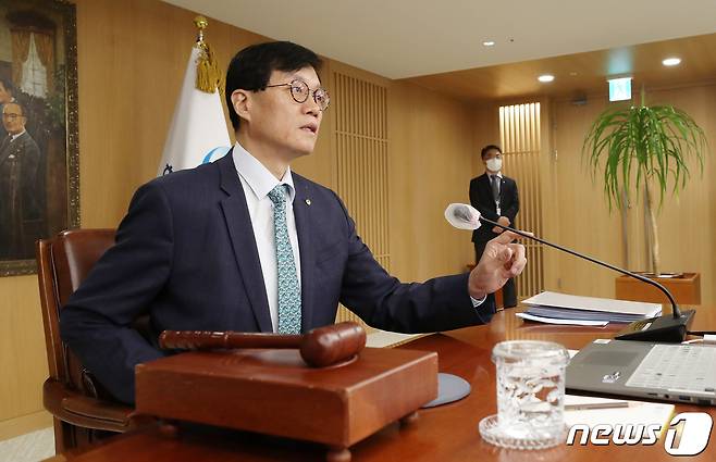 이창용 한국은행 총재가 23일 오전 서울 중구 한국은행에서 열린 금융통화위원회 정기회의를 주재하고 있다. 현재 한은 기준금리는 연 3.50% 수준이다. 2023.2.23/뉴스1 ⓒ News1 사진공동취재단