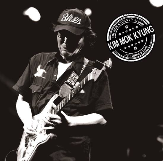 보컬 겸 기타리스트 김목경은 80년대 초 영국으로 유학을 떠난 뒤 클럽 '블루'에서 활동하다 90년 현지에서 녹음한 1집 'Old Fashioned Man'으로 데뷔했다. /앨범재킷