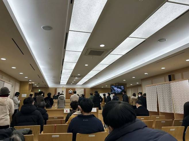 지난 14일 방문한 수원지방법원 안양지원 104호 매각법정에서 집행관이 사건번호를 부르고 입찰한 사람들을 호명하고 있다.[사진=곽민재 기자]