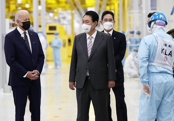 지난해 5월 윤석열 대통령과 조 바이든 미국 대통령이 경기 평택 삼성전자 반도체 공장을 방문해 이재용 회장과 반도체 생산라인을 둘러보고 있다./대통령실사진기자단
