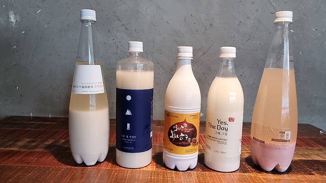 2022년 백곰막걸리 막걸리부문 판매순위 상위에 오른 술들. 왼쪽부터 1~5위. /박순욱 기자