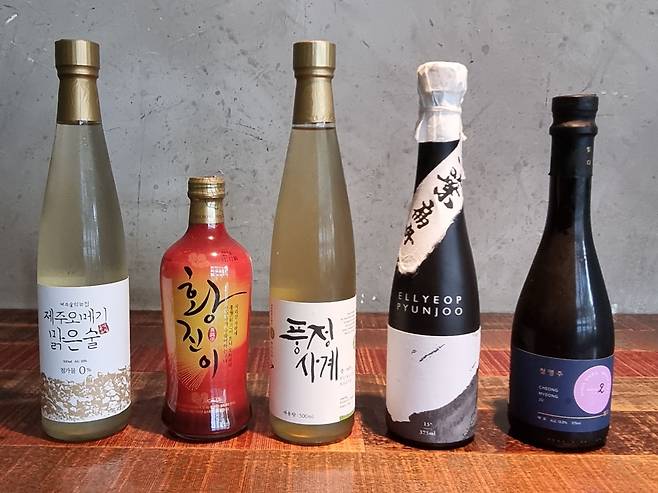 백곰막걸리 약주부문 작년 판매순위. 왼쪽부터 1~5위. /박순욱 기자