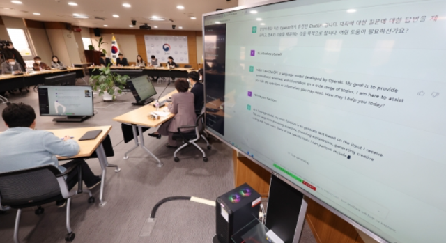 13일 세종시 정부세종청사 교육부에서 열린 제2차 디지털게릴라 공개토론회에서 참석자들이 미국 오픈AI사의 프로토타입 대화형 인공지능 챗봇 챗GPT를 체험해보고 있다. 연합뉴스