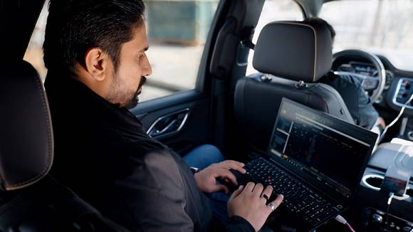 삼성전자 직원이 초도망 개통을 위한 망 테스트를 진행하고 있는 모습 [사진=삼성전자]