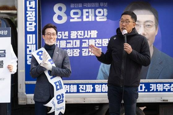 방송인 김제동씨가 2020년 4월 11일 서울 광진구 건대입구역에서 열린 당시 오태양 미래당 광진을 후보 선거유세에서 시민들에게 지지발언을 하고 있는 모습. 뉴스1