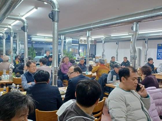 광주광역시 말바우시장 내 한 장어집 식당에 손님들로 북적이고 있다. 뉴스1