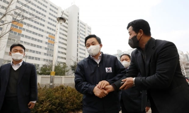 원희룡 국토교통부 장관이 영구임대주택 점검을 위해 서울 노원구의 한 영구임대아파트를 방문했다. 사진=뉴스1