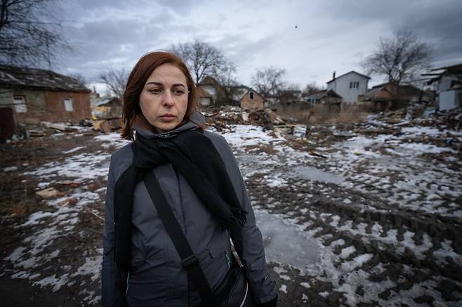 러시아군의 미사일 공격으로 집과 가족을 모두 잃고 혼자 살아남은 스비틀라나 젤다크가 폐허가 된 자신의 집 앞에 쓸쓸하게 서 있다.  체르니히우 | KISH KIM·다큐앤드뉴스코리아
