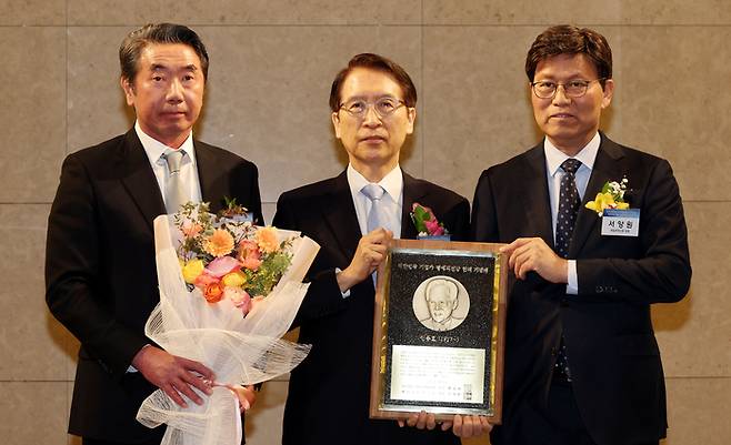 22일 연세대 백양누리홀 그랜드볼룸에서 열린 대한민국 기업가 명예의전당 헌액식에서 고 신용호 교보생명 창립자를 대신해 아들인 신창재 교보생명 회장이 기념패를 수상했다. 신 회장(가운데)이 한상만 한국경영학회 회장(왼쪽), 서양원 매일경제신문 대표와 기념촬영을 하고 있다. <이승환 기자>