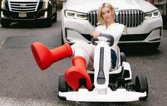 모델이 MSCHF가 출시한 ‘빅 레드 부츠’를 신고 있다. 게럿 브루스 인스타그램 캡처