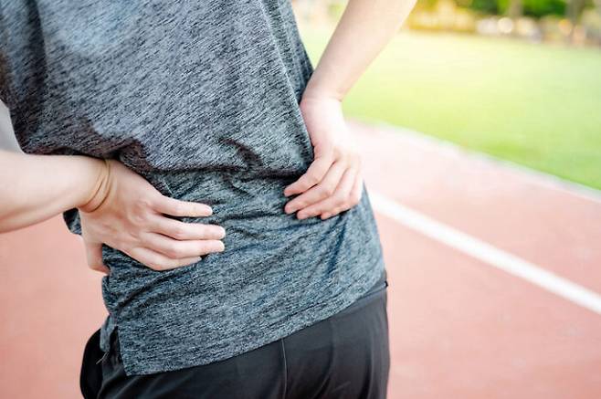 대기 오염물질 수치 증가가 완경 후 여성의 뼈 손상과 관련이 있다는 연구 결과가 나왔다. [사진=게티이미지뱅크]