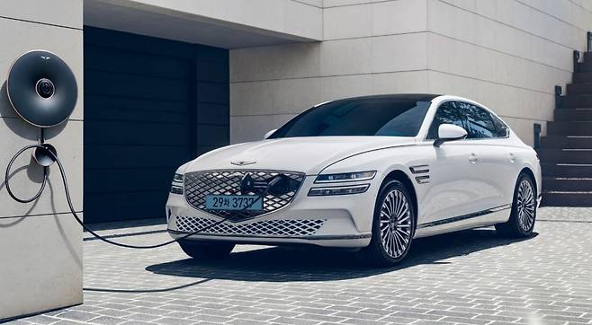 충전중인 제네시스 G80 전동화모델