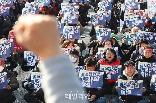 전국민주노동조합총연맹이 지난해 12월 6일 경기도 의왕시 의왕ICD 앞에서 윤석열 정부 노동 개혁 관련총파업·총력투쟁대회'를 열고 구호를 외치고 있다. ⓒ데일리안 김민호 기자