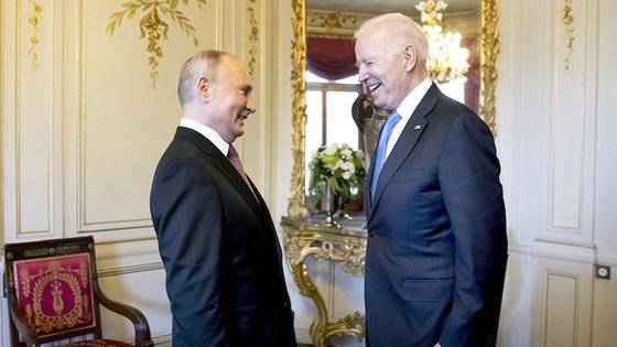 블라디미르 푸틴(왼쪽) 러시아 대통령이 2021년 6월 16일 스위스 제네바에서 열린 미-러 정상회담에서 조 바이든(오른쪽) 미국 대통령과 대화하고 있다. 당시 푸틴 대통령은 바이든 대통령에게 약 1550만원 상당의 필기구 세트를 선물했다. AP=연합뉴스