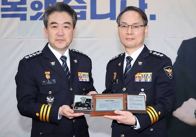24일 경찰청에서 열린 남구준 국가수사본부장 이임식에서 윤희근 경찰청장이 남 본부장에게 감사패를 전달하고 있다. |연합뉴스