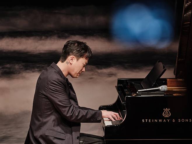 Composer and music director Jung Jae-il performs "Listen" from his latest same-titled album released by Decca Records on Friday. (Universal Music Korea)