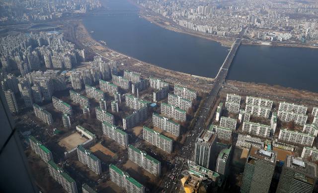 서울 송파구 롯데월드타워 서울스카이 전망대에서 아파트 단지가 내려다보이고 있다. 뉴시스