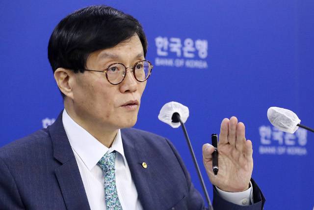 이창용 한국은행 총재가 23일 오전 서울 중구 한국은행에서 열린 통화정책방향 기자간담회에서 취재진 질문에 답하고 있다. 사진공동취재단