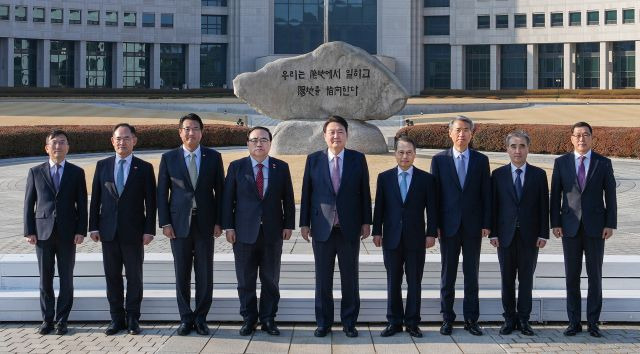 윤석열 대통령이 24일 국가정보원을 찾아 2023년도 업무계획을 보고받기에 앞서 국정원 원훈석 앞에서 간부들과 기념촬영을 하고 있다. 대통령실 제공