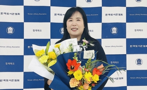 한국도서관상을 수상한 박영애 의정부시 도서관과 과장 , 의정부 미술도서관 등 도서관의 새로운 패러다임을 제시했다는 평가를 받는다. 의정부시 제공