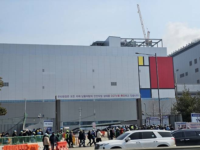 23일 삼성전자 평택캠퍼스 사무동 인근에서 현장 관계자들이 건설현장으로 향하고 있다/사진=이정혁 기자