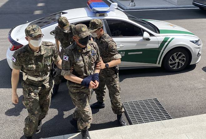 2021년 6월 12일 강제추행 사건 2차 가해 혐의로 국방부 보통군사법원에 출석한 공군 제20전투비행단 소속 노 모 준위 (출처 : 연합뉴스)