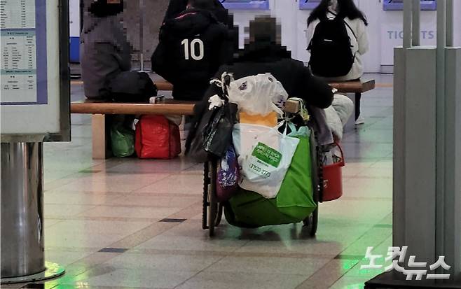 노숙인 신모씨가 아침 식사를 하기 위해 수원역 역사를 거쳐 무료급식소로 이동하고 있다. 박창주 기자