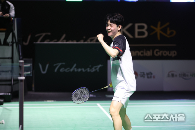 Lee Kyung-geun of Yonex.  Korea Business Badminton Federation